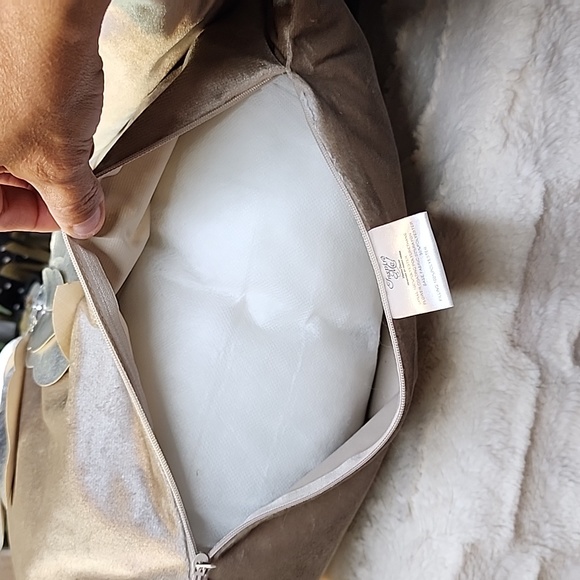 Throw pillows - Picture 10 of 10